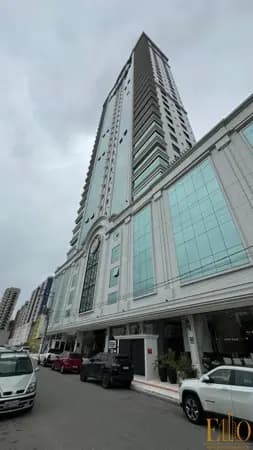 Apartamento no Edifício Paramount Tower, 04 Suítes + 03 Vagas. Meia Praia em Itapema /SC
