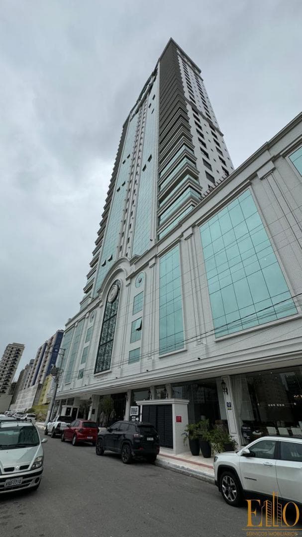 Apartamento no Edifício Paramount Tower, 04 Suítes + 03 Vagas. Meia Praia em Itapema /SC