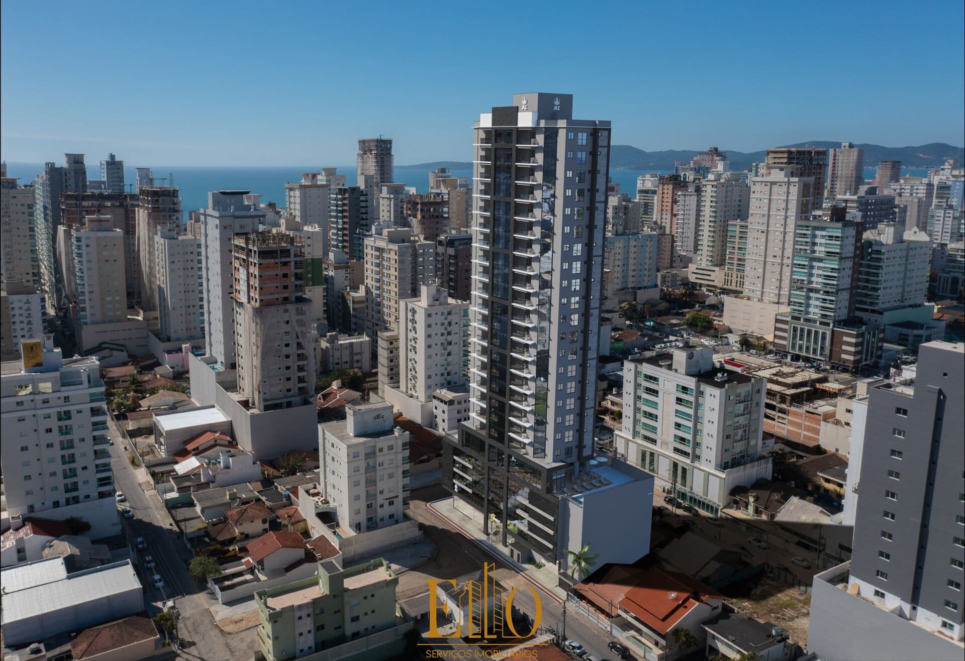 NOVO! Apartamento Sunny Place, 03 Suítes + 3 Vagas de garagem, Andar alto. Meia Praia em Itapmema/SC