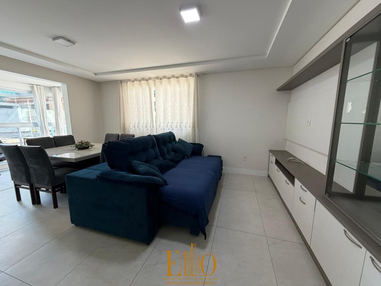 Apartamento com terraço, 03 Suítes e 02 Vagas de garagem. Mobiliado