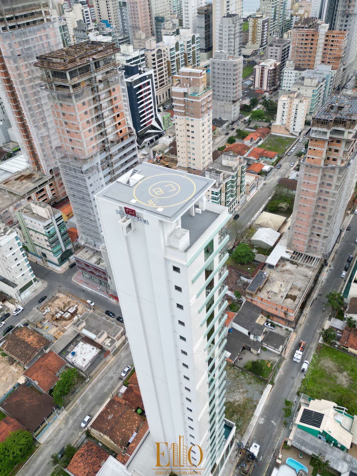 Apartamento no Edifício The Garden, 03 Suítes + 02 Vagas de garagem. Meia Praia em Itapema - SC