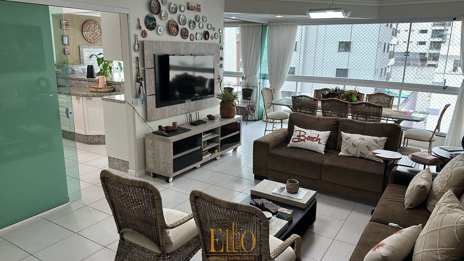 Apartamento à venda, 03 Dormitórios, sendo 2 suítes + 02 vagas. Meia Praia em itapema/SC