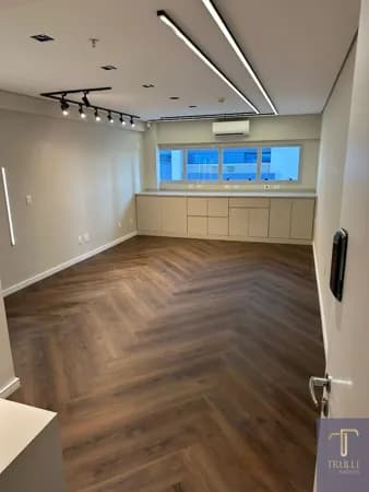 Sala Comercial com 32 m² à Venda – Centro Empresarial Aquarius | Localização Estratégica