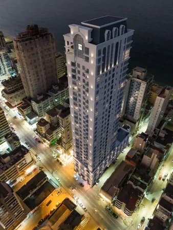 Empreendimento em Meia Praia,área de lazer ampla e completa.