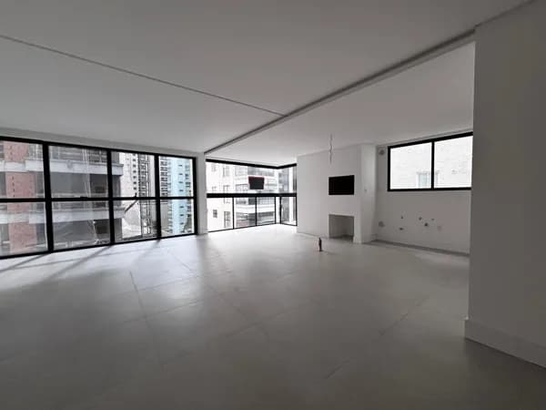 Apartamento quadra do mar,completo lazer,em Meia Praia.