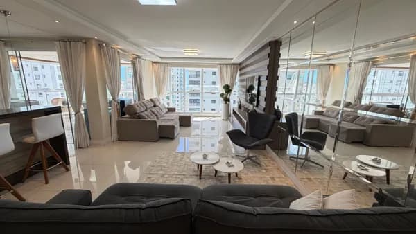 Ótimo apartamento,mobiliado,vista para o mar,em Meia Praia.