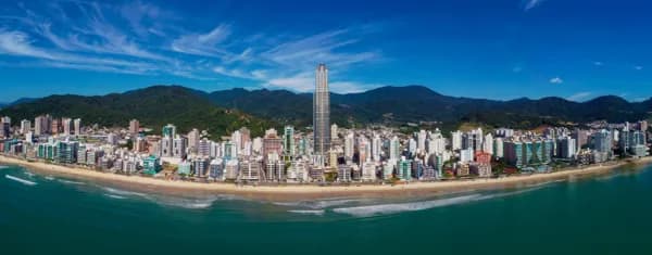 Sofisticado empreendimento no centro de Itapema,ampla área de lazer.
