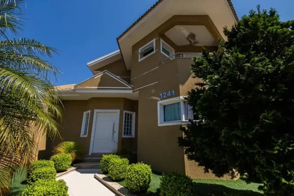 Casa Triplex ,pronta para morar,localizada em Ponta Grossa.