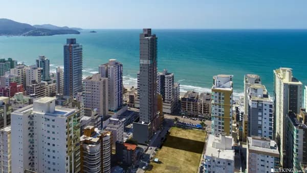 Empreendimento em Meia Praia,pertinho do mar,ótimo lazer.