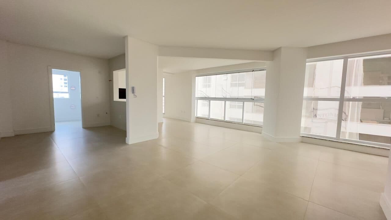 Apartamento pronto paa morar,localizado em Meia Praia,com lazer.