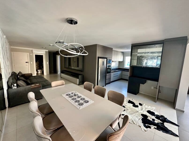 Ótimo apartamento em Meia Praia,mobiliado,com área de lazer.