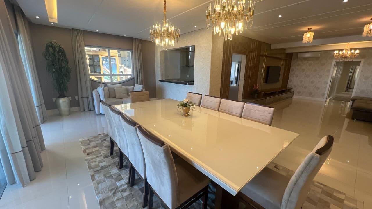 Ótimo apartamento,mobiliado,com área de lazer,em Meia Praia.