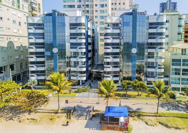Apartamento frente mar,mobiliado,em Meia Praia.