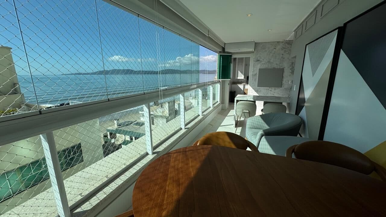 Lindo apartamento em Meia Praia,completa área de lazer,vista mar.