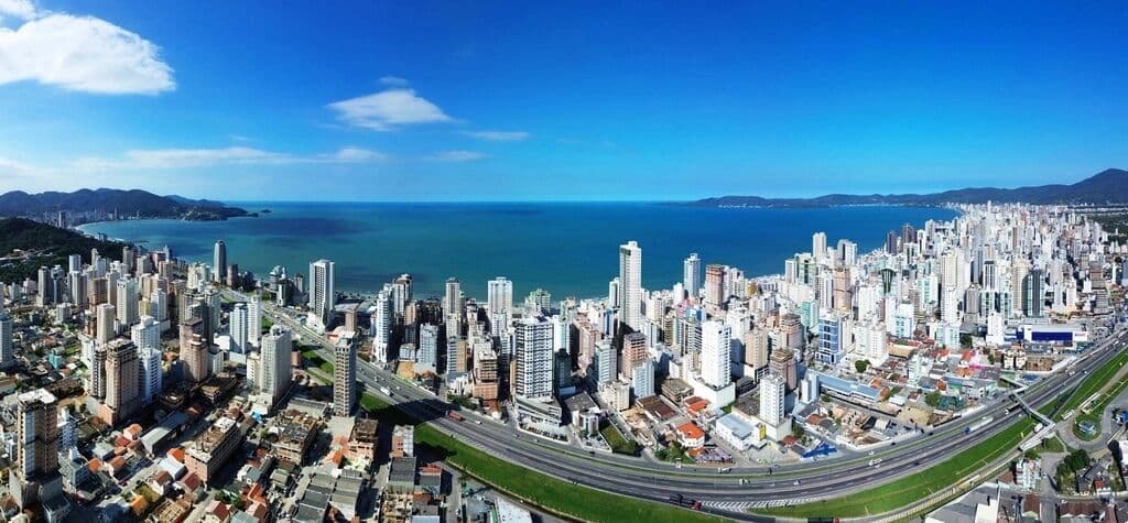Empreendimento ótimo,em Meia Praia,com área de lazer.