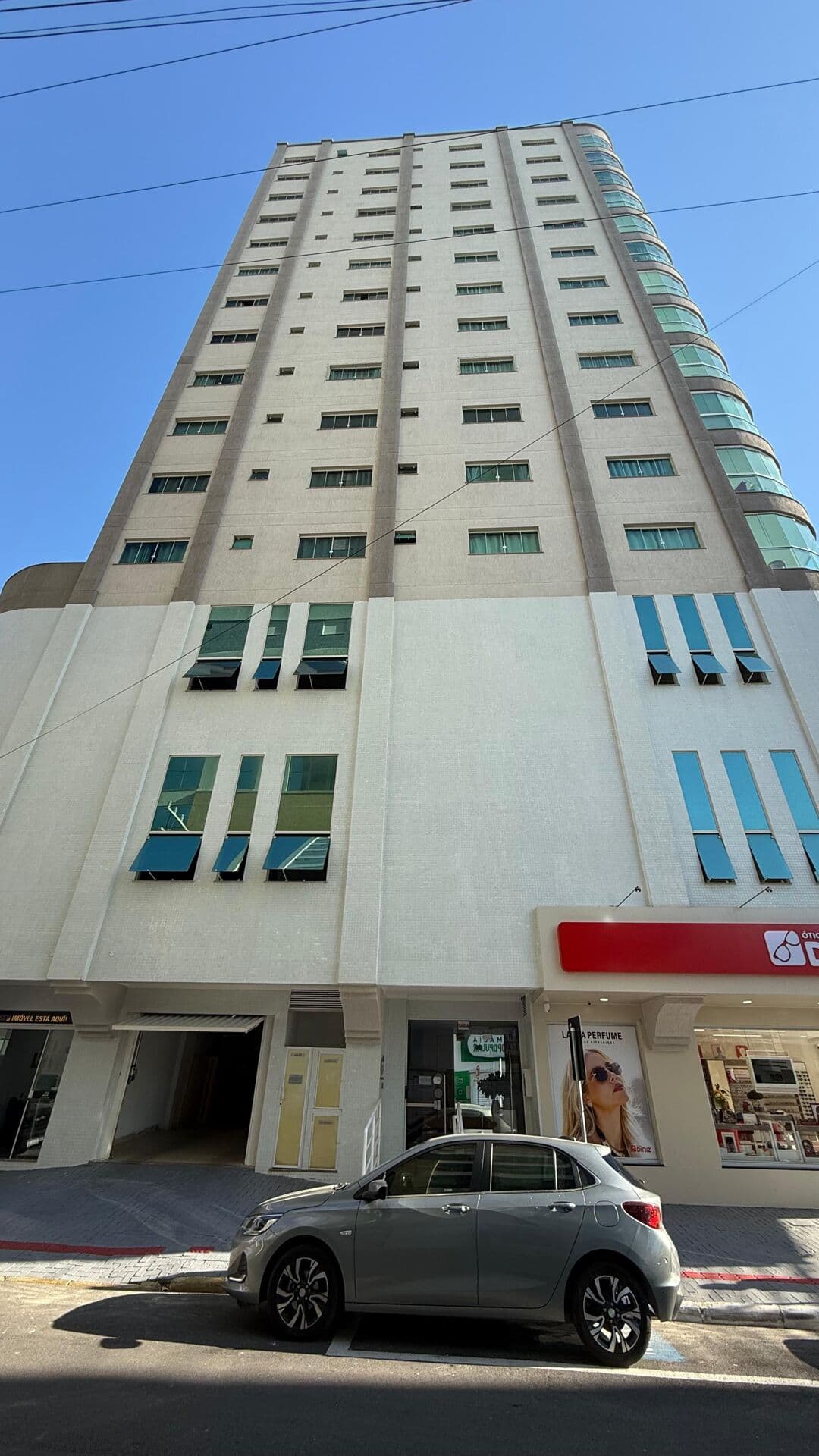 Apartamento com ótima localização,próximo do mar,em Meia Praia.