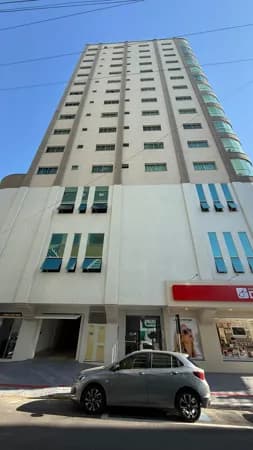 Apartamento com ótima localização,próximo do mar,em Meia Praia.