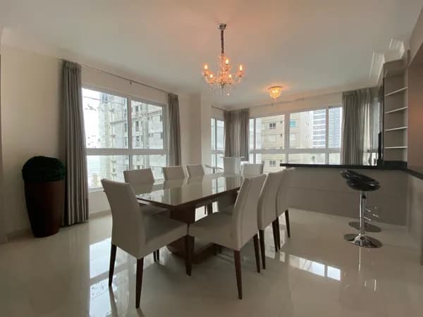 Apartamento com ótima localização,área de lazer,em Meia Praia.