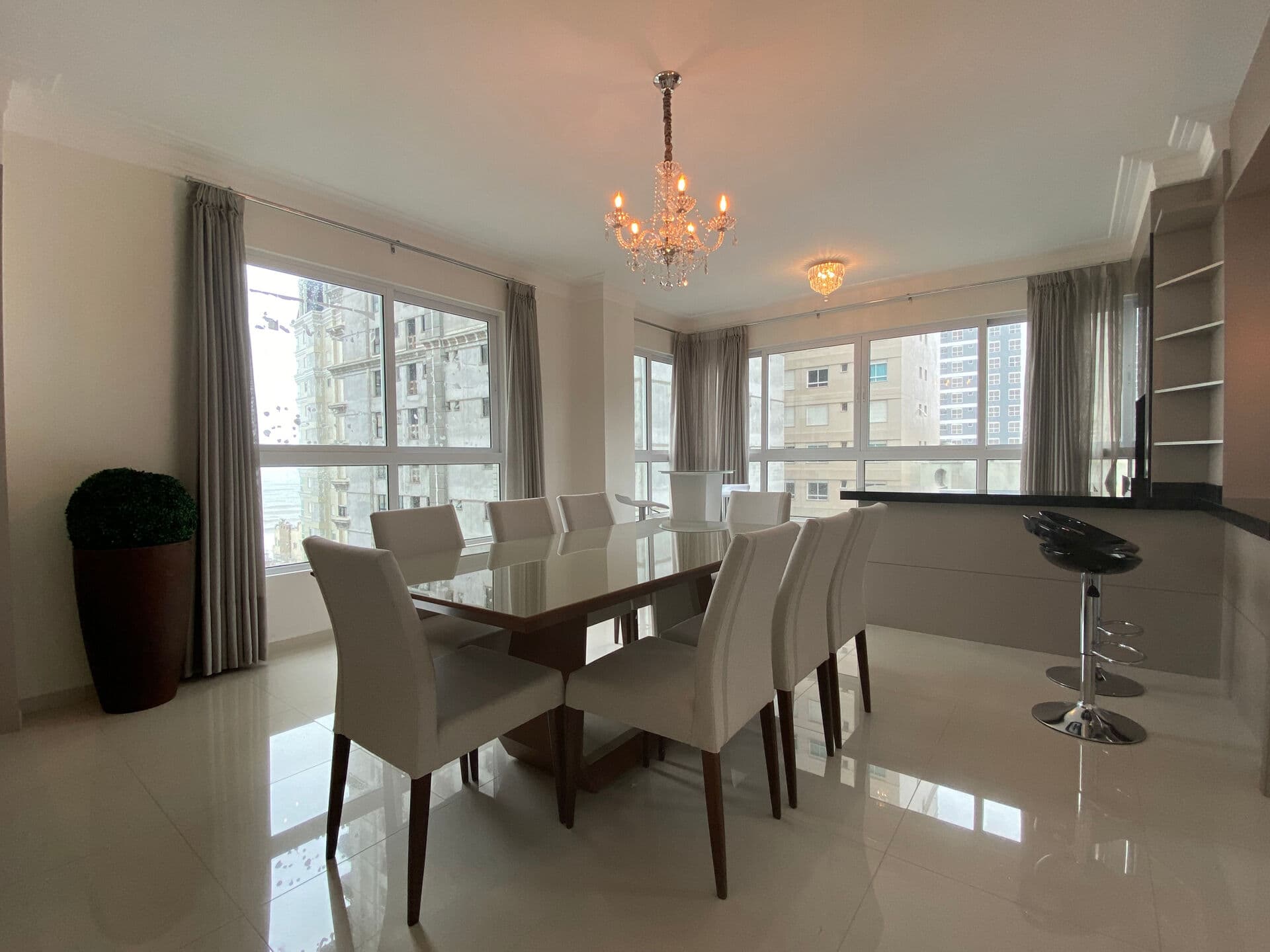 Apartamento com ótima localização,área de lazer,em Meia Praia.