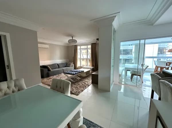 Apartamento mobiliado,área de lazer,em Meia Praia.