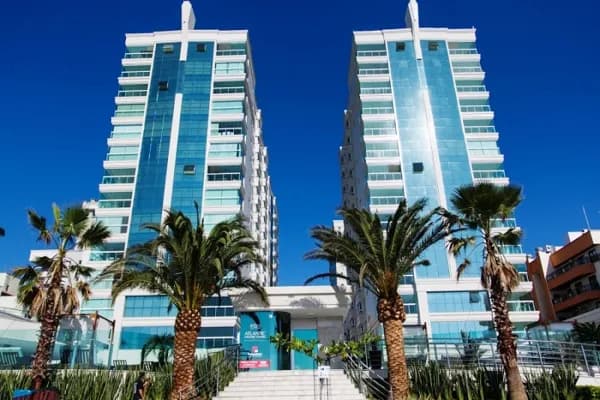 Empreendimento frente para o mar,ampla e completa área de lazer,em Meia Praia.