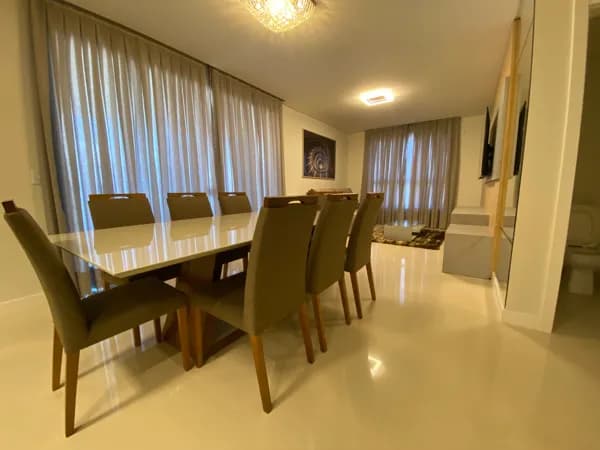 Apartamento quadra do mar,mobiliado,ótimo lazer,em Meia Praia.