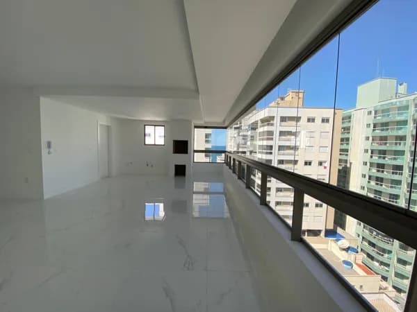 Ótimo empreendimento na quadra do mar,em Meia Praia.
