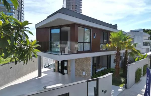 Casa Alto Padrão localizada em Porto Belo.