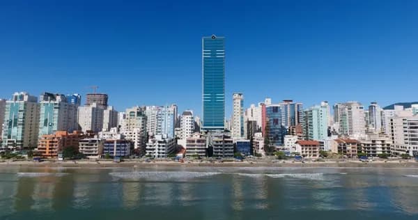 Excelente empreendimento,completa área de lazer,quadra do mar.