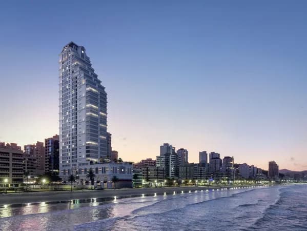 Luxuoso empreendimento de frente para o mar,em Meia Praia.