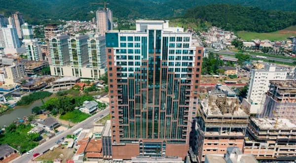 Excelente flat no centro de Itapema,área de lazer completa.