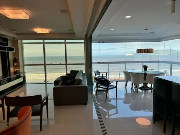 Lindo apartamento,frente mar,completa e ampla área de lazer.