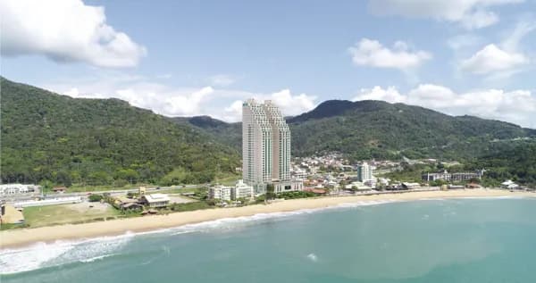 Empreendimento frente mar,completa e ampla área de lazer.