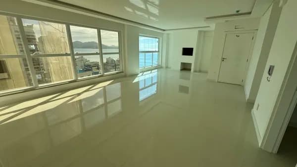 Apartamento quadra do mar,completa área de lazer,em Meia Praia.