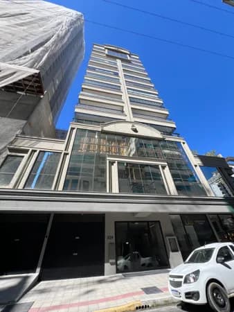Apartamento pronto para morar,com área de lazer,em Meia Praia.