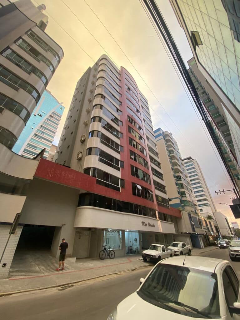 Apartamento mobiliado,localizado em Meia Praia.