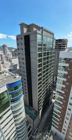 Excelente empreendimento em Meia Praia com área de lazer.