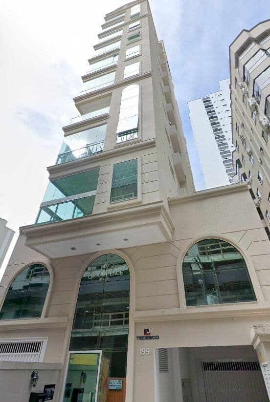 Apartamento pronto para morar,mobiliado,em Meia Praia.