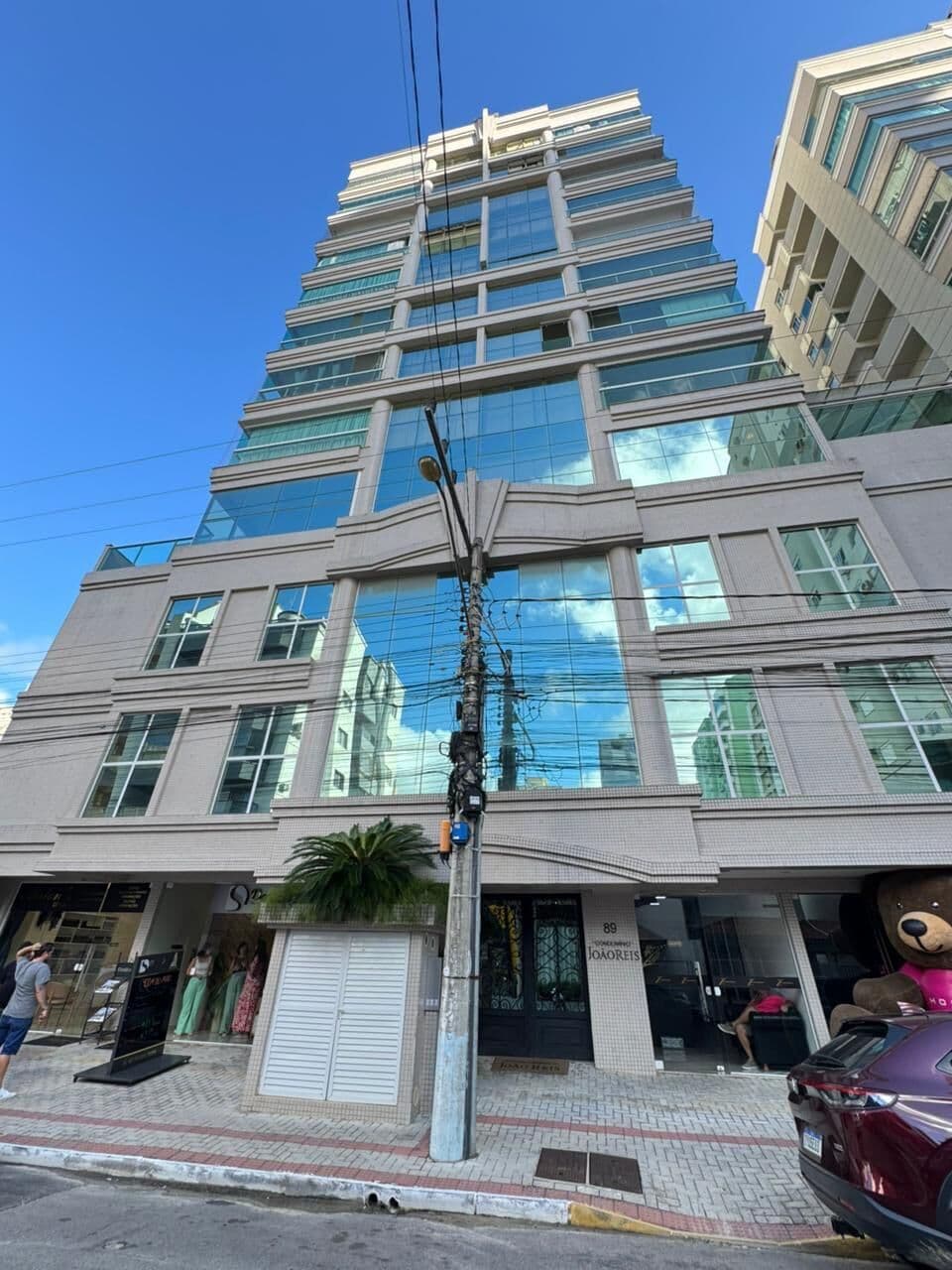 Apartamento em Meia Praia,excelente localização,com área de lazer.