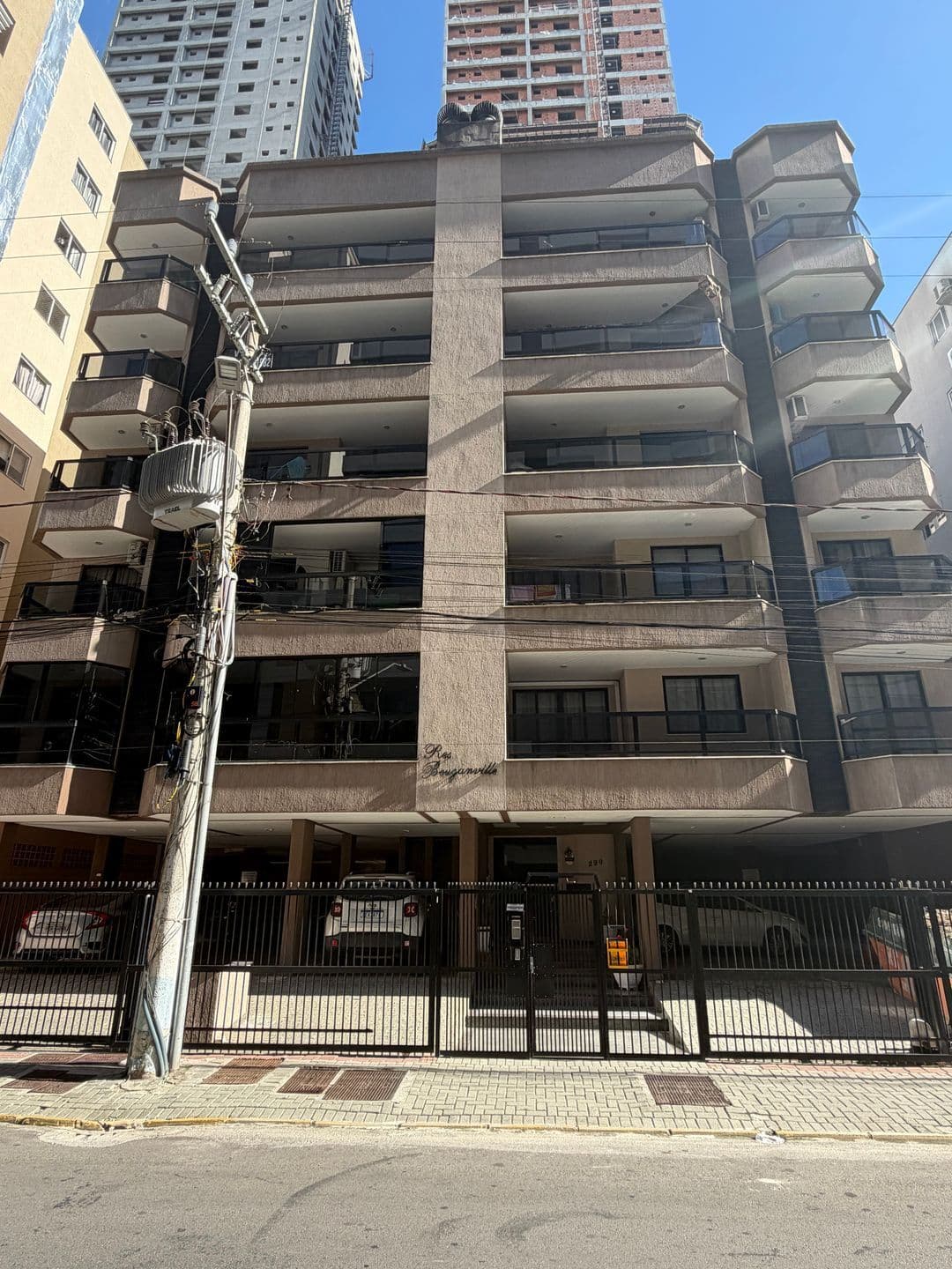 Ótimo apartamento mobiliado em Meia Praia.