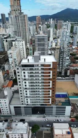 Empreendimento ótimo,com área de lazer,localizado em Meia Praia.