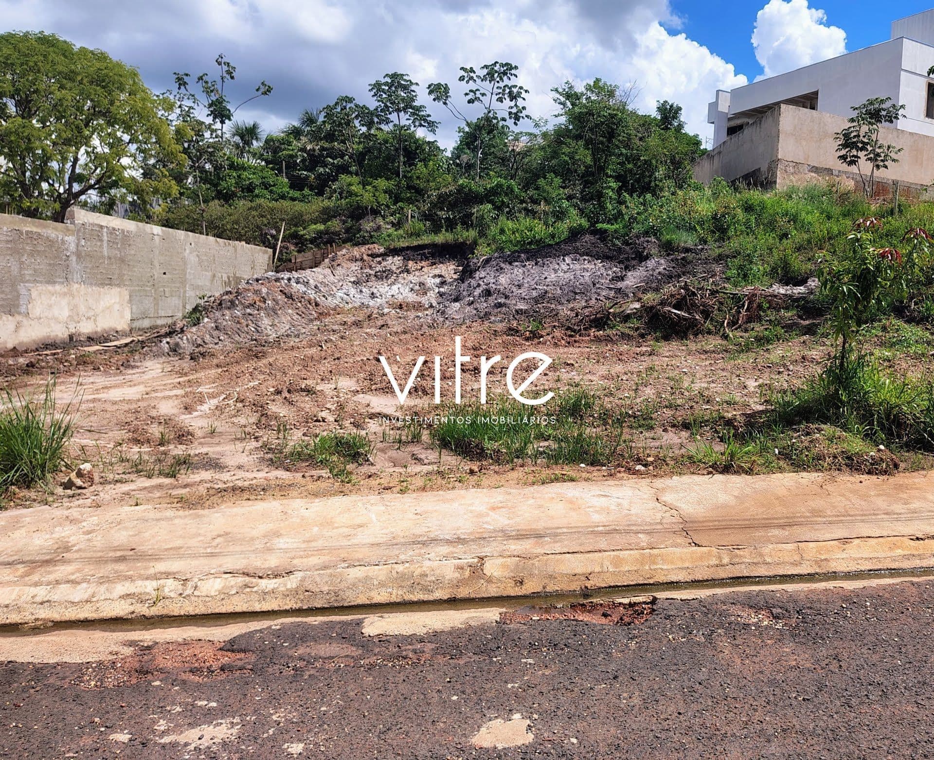 Terreno à venda no bairro Jardim Karaíba em Uberlândia/MG