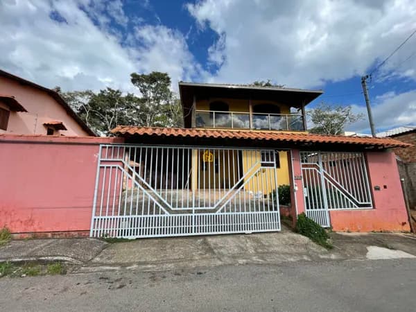 Charmosa Residência de dois andares em Cachoeira do Campo