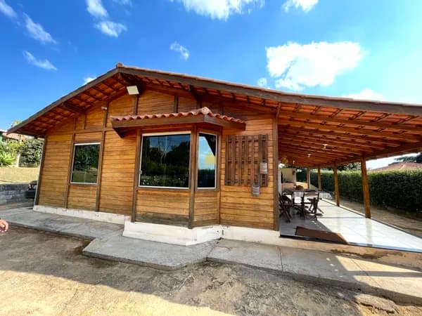 Casa de Madeira com Piscina Incrível em Glaura!