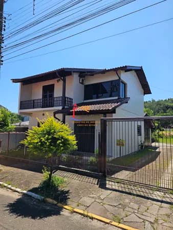 Casa de dois andares à venda no bairro Rio Branco em São Sebastião do Caí/RS