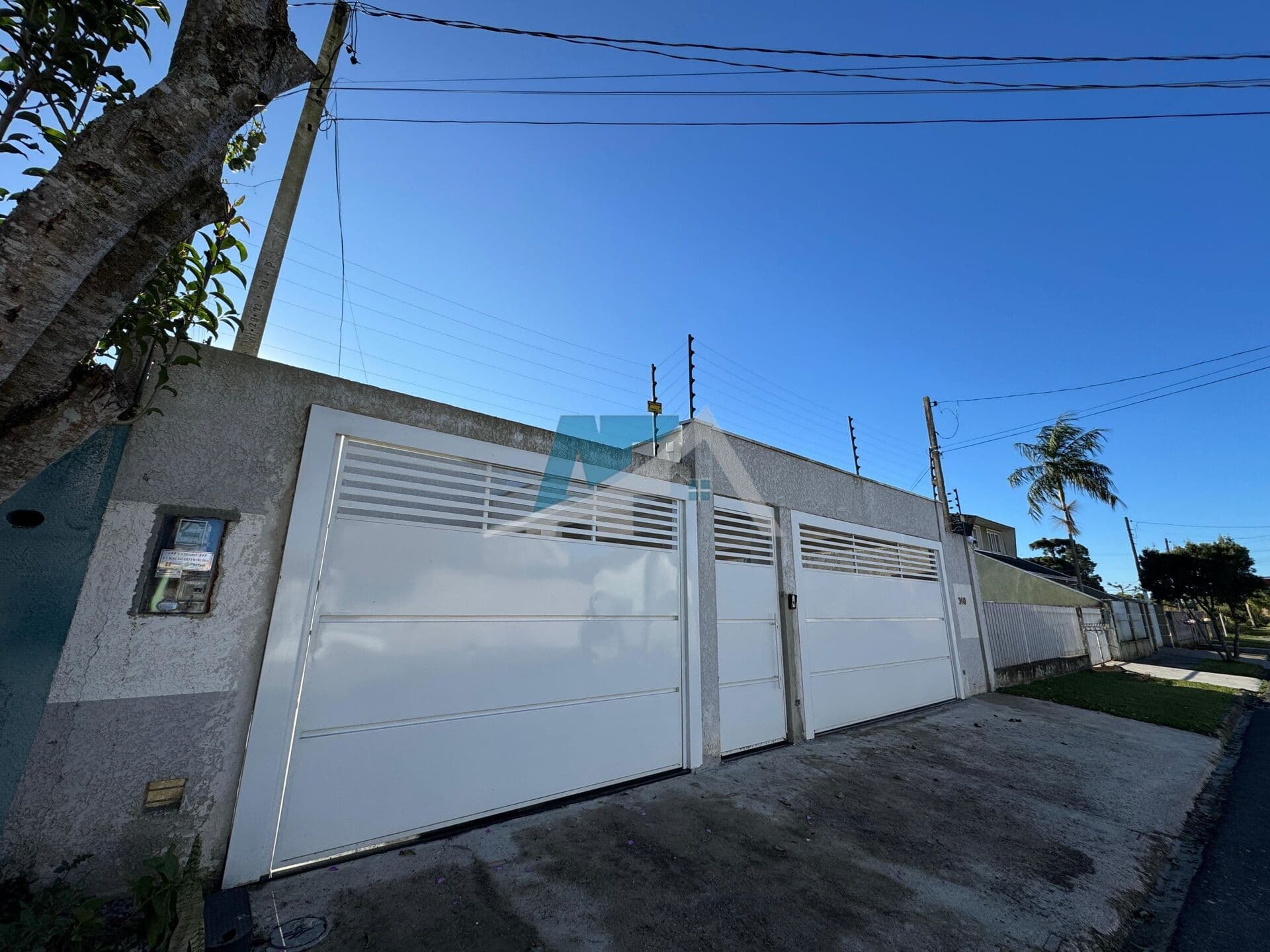 Casa semi mobiliada com 230,00m² de área total.