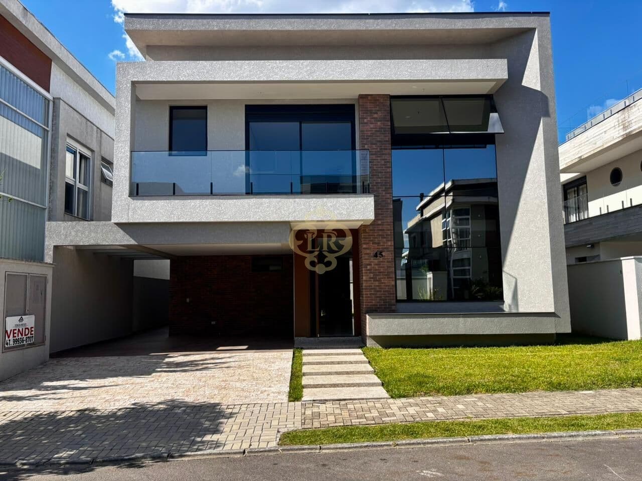Casa Alto Padrão com 4 suítes e 4 vagas de garagem em Santa Felicidade, Curitiba/PR