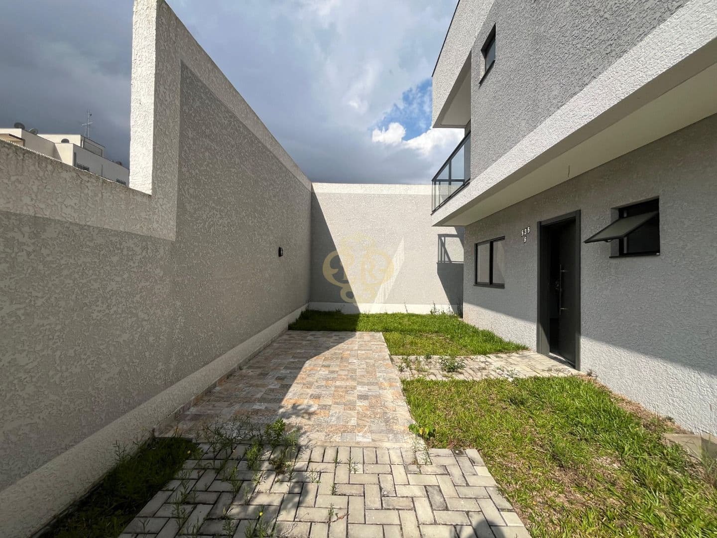 Sobrado com 4 dormitórios à venda por R$ 750.000 - Boqueirão - Curitiba/PR