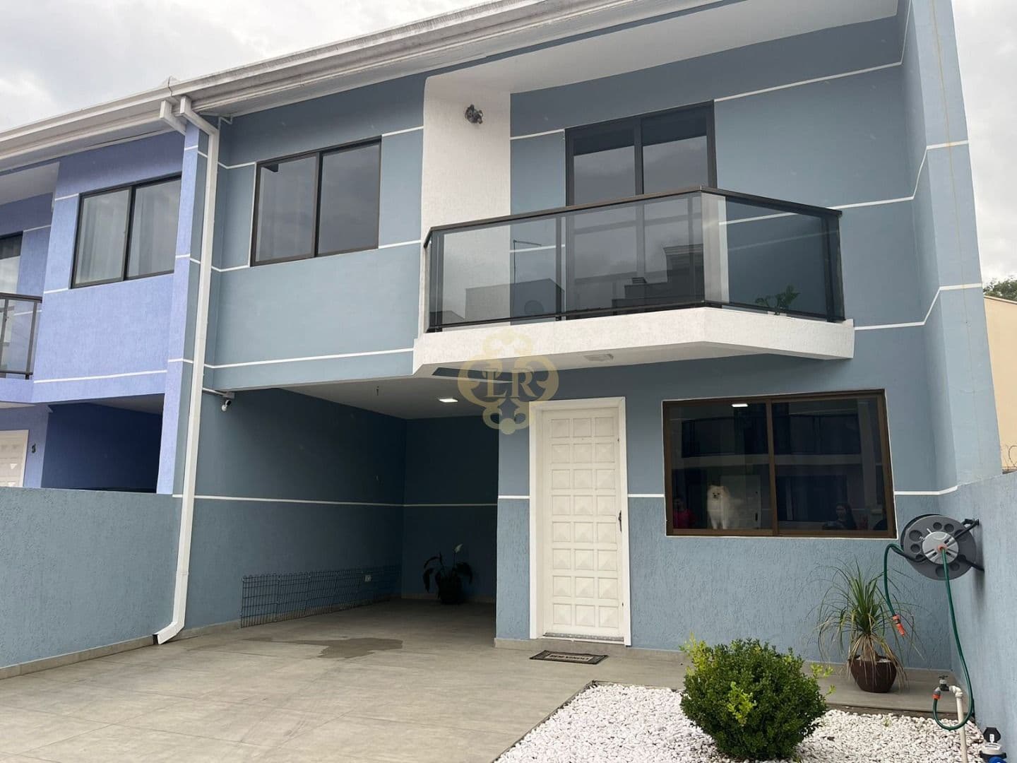 Sobrado semimobiliado - 2 quartos com 1 suíte em condomínio no Centro de São José dos Pinhais