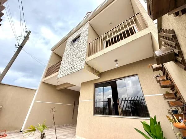 Sobrado 3 suítes e 4 vagas de garagem, com quintal em São José dos Pinhais/PR